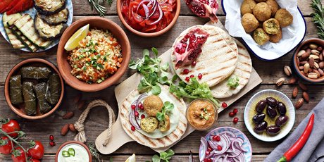 Esstisch mit arabischen und mediterranen Spezialitäten
