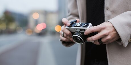 Fotografo dilettante con la sua macchina fotografica a Berlino
