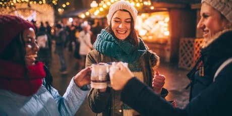 Freundinnen trinken Glühwein