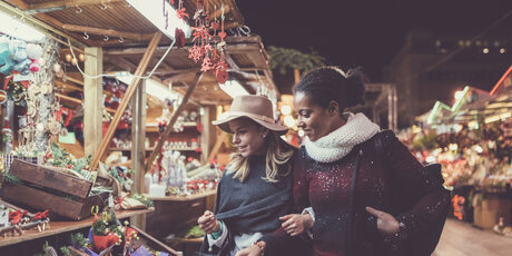 Freundinnen auf dem Weihnachtsmarkt