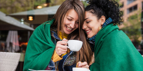 Ensemble sous une même couverture : des copines buvant un café à Berlin 