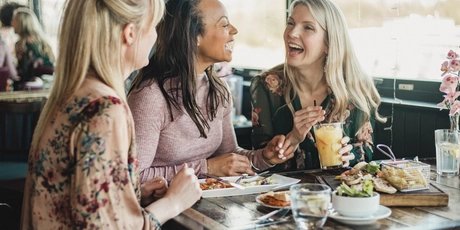 Freundinnen beim Brunch
