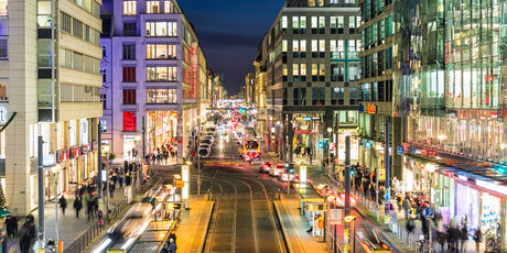 Beleuchtete Friedrichstrasse in Berlin bei Nacht