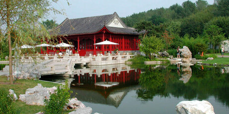 Chinesisches Teehaus mit See in den Gärten der Welt