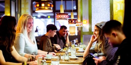 Amis au restaurant à Berlin