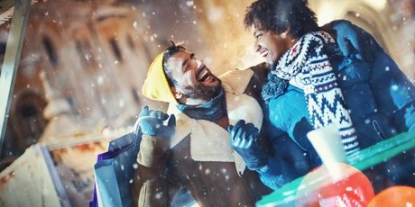 Gay Pärchen auf dem Weihnachtsmarkt in Berlin