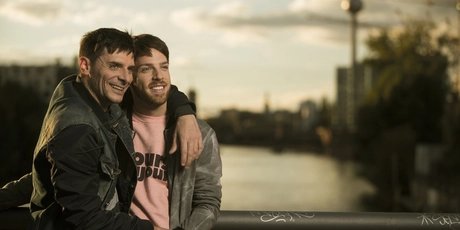 Gay-Pärchen unterwegs in Berlin-Friedrichshain- farbreduziert