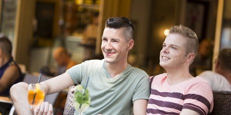 Schwules Pärchen unterwegs in Berlin-Schöneberg
