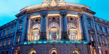 Gebäude bei Nacht_Michael Ehrhart