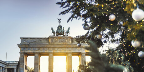 Porta di Brandeburgo con albero di Natale a Berlino