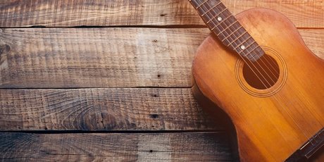 Hölzerne Gitarre