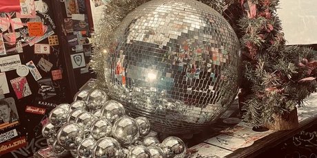 Diskokugel im Glühweingarten