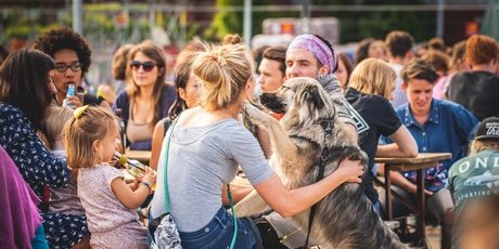 Frau mit Hund in Biergarten