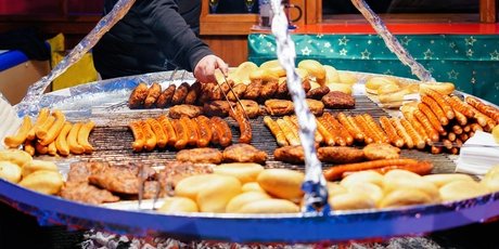 Würstchen auf dem Grill