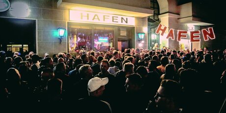 HAFEN Bar: vita notturna e cultura di club a Berlino Schöneberg