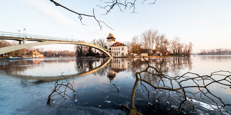L'île Insel der Jugend à Berlin en hiver avec un ciel bleu 