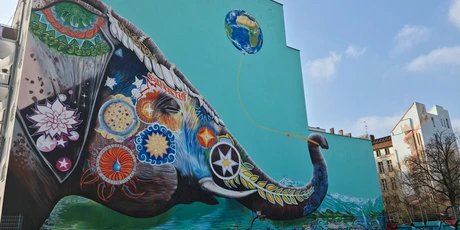 Streetart in Berlin: Elefant mit Weltballon von Jadore Tong