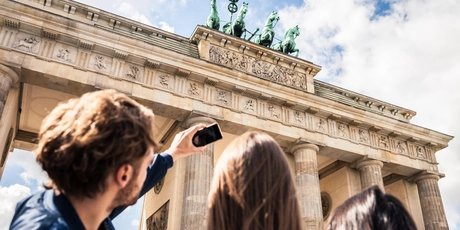junge Leute am Brandenburger Tor