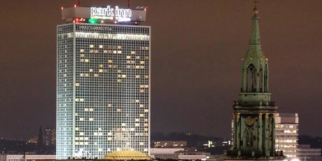 Park Inn bei Nacht