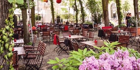 Sommerlicher Biergarten auf dem Pfefferberg mit Lampions