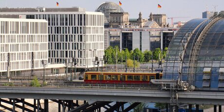 Sortie du S-Bahn à la gare centrale de Berlin en été.