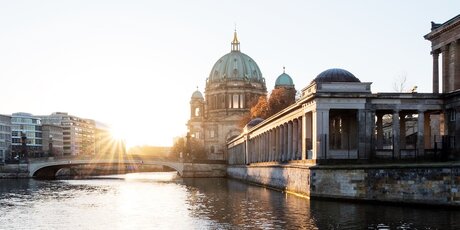 Sehenswürdigkeit Berliner Dom bei Sonnenaufgang
