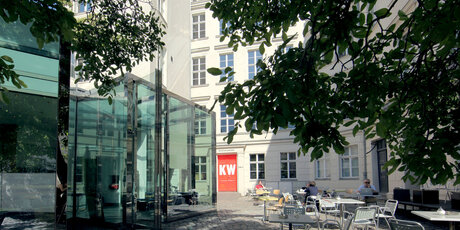 Foto: Hof des KW Institute for Contemporary Art mit Café Bravo