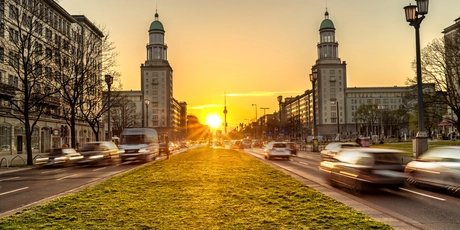 Karl-Marx-Allee im Sonnenuntergang