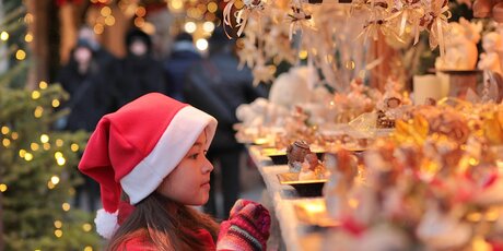 Una chica en el mercado de Navidad 