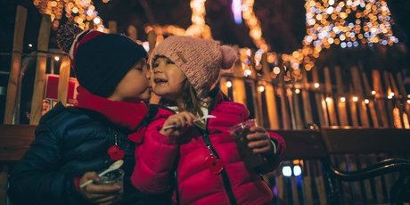Kinder auf Weihnachtsmarkt