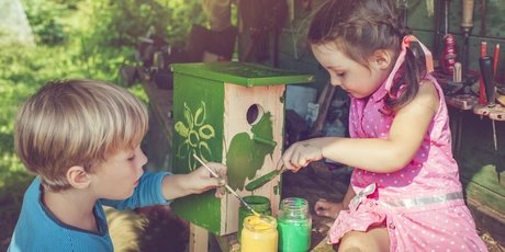 Kinder bemalen Vogelhäuschen