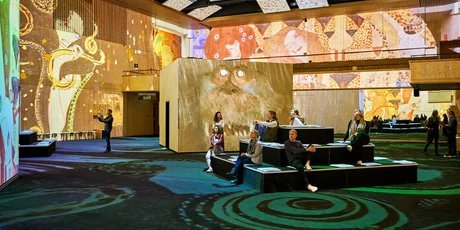 Klimts Kuss - Spiel mit dem Feuer, immersive Ausstellung