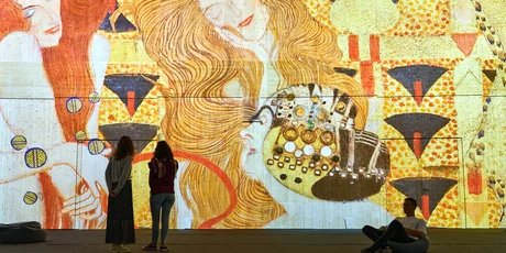 Klimts Kuss - Spiel mit dem Feuer, immersive Ausstellung