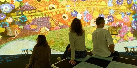 Klimts Kuss - Spiel mit dem Feuer, immersive Ausstellung