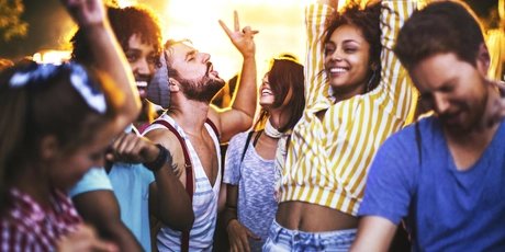 Tanzende Menschen bei einem Konzert