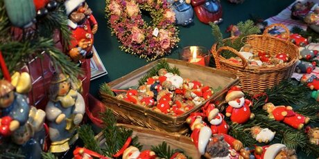 Arts and crafts Advent at Karl-August-Platz: handmade Christmas decorations