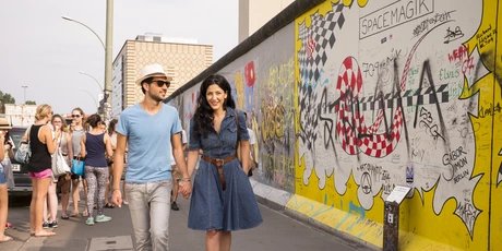 Parejita paseando justo a la East Side Gallery