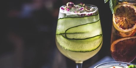 Cocktails dans un bar