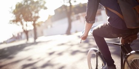 Ein junger Mann fährt Fahrrad