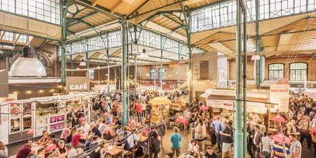 Visiteurs dans la Markthalle Neun à Berlin Kreuzberg
