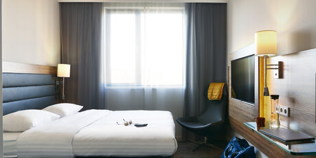 Double room with double bed and TV at Moxy Hotel Ostbahnhof