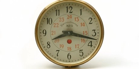 Wanduhr AEG im Museum der Dinge Berlin