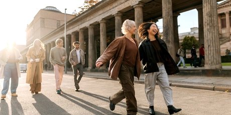 Junge Menschen auf einem Spaziergang auf der Museumsinsel Berlin