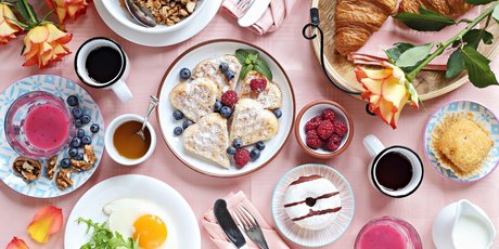 Süßes Frühstück mit Waffeln und Croissant 