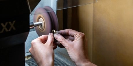 Das Schleifen eines Rings in der Werkstatt von Oronda