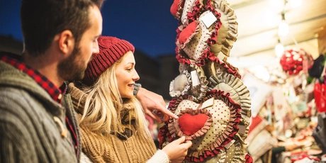Pärchen auf dem Weihnachtsmarkt