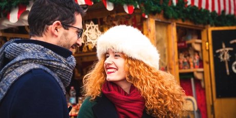 Paar auf dem Weihnachtsmarkt