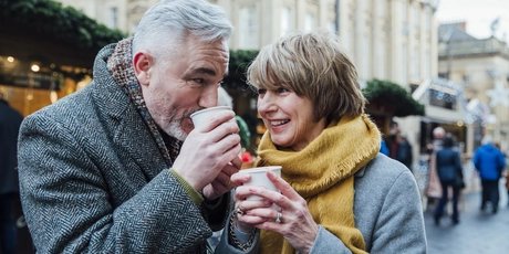 Best Ager trinken Glühwein