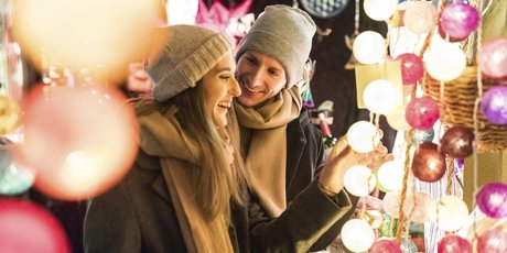 Paar auf dem Weihnachtsmarkt