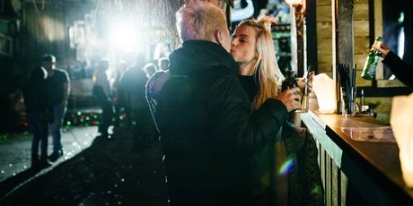  Ausgehen in Berlin: Küssendes Paar